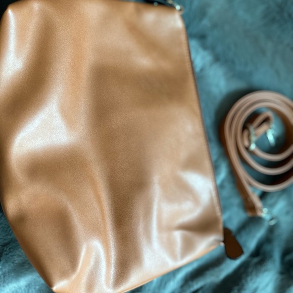 Simons Tote with Pouch (Free with purchase worth $200 or more) - Picture 4 of 7